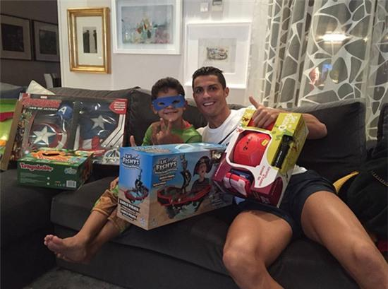 Cristiano Ronaldo Junior, the Young Star, Continues to Thrill Fans with Heartwarming Photo Series Alongside His Real Superstar Dad