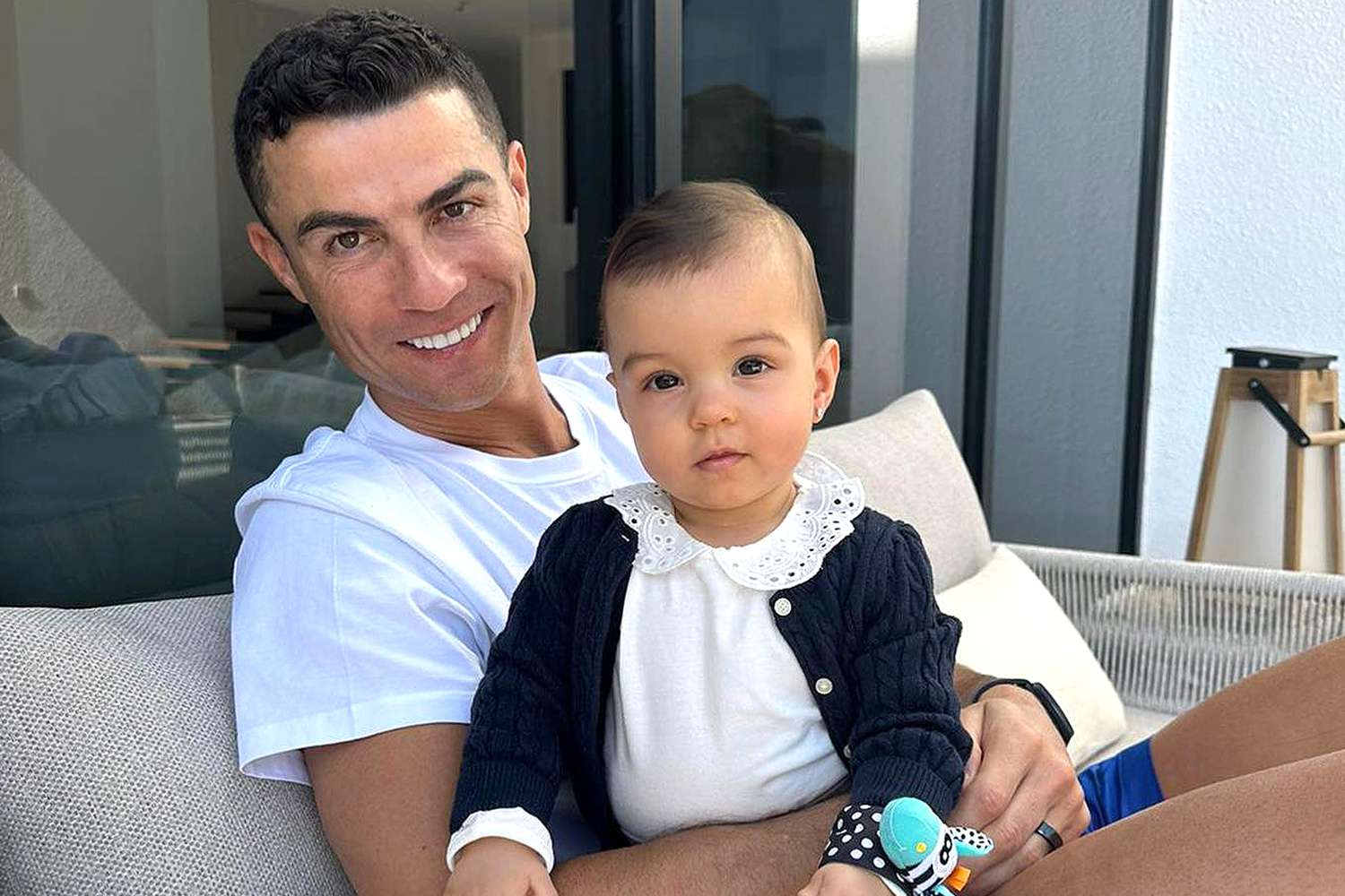 A Tale of Love: Ronaldo and His Adorable Daughter Steal Fans’ Hearts with Sweet Moments
