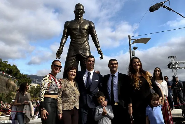 Fans Posing with Ronaldo Statue Spark Social Media Frenzy